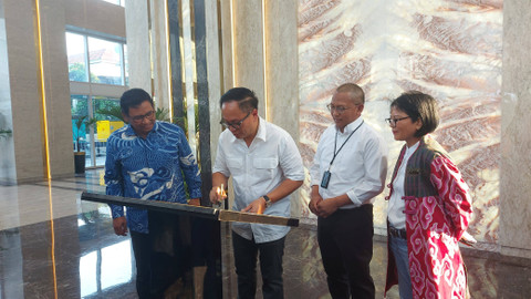 Penandatanganan prasasti oleh Wamen BUMN, Tiko. Foto: Wina R./kumparan
