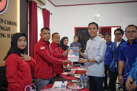 Bacabup OKI, Muchendi Mahzareki saat mengembalikan formulir ke PDIP, Foto : Istimewa