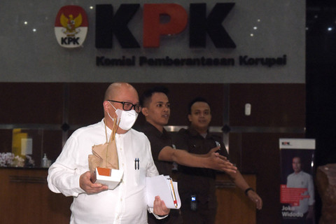 Dirut PT Taspen (Persero) nonaktif Antonius N.S. Kosasih menghindari pertanyaan wartawan usai menjalani pemeriksaan di Gedung Merah Putih KPK, Jakarta, Selasa (7/5/2024). Foto: Indrianto Eko Suwarso/ANTARA FOTO