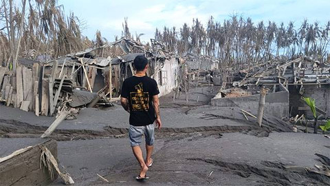 Bangunan rumah milik warga di Pulau Ruang, Kabupaten Sitaro, rusak berat akibat erupsi Gunung Ruang.