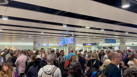 Orang-orang mengantri di bandara Heathrow, setelah Border Force mengalami masalah teknis nasional yang mempengaruhi pemeriksaan paspor, di London, Inggris, 7 Mei 2024. Sam Morter/via REUTERS