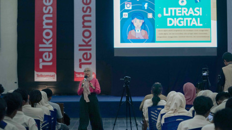 Telkomsel telah menggelar roadshow literasi digital yang telah menjangkau lebih dari 1.000 peserta, termasuk para guru, orang tua, komunitas, pelajar, serta siswa/siswi penyandang disabilitas, dari SLB setingkat SMA dari 40 sekolah. Foto: Telkomsel