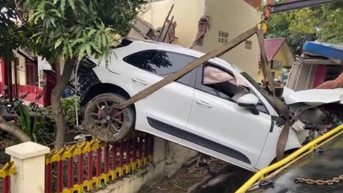 Mobil Porsche di Medan menabrak kantor Polrestabes Medan, Rabu (8/5). Foto: Dok. Istimewa