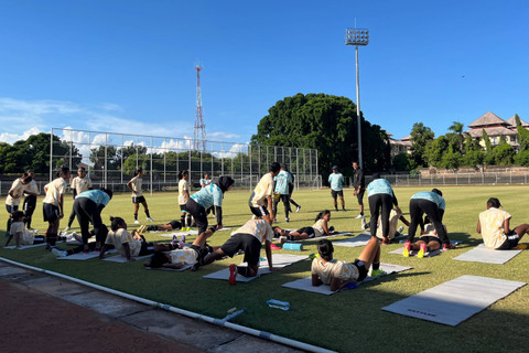 Pemain Timnas Wanita Indonesia U-17 menngikuti sesi latihan di Ngurah Rai Training Field, Bali, Rabu (8/5/2024). Foto: Aji Nugrahanto/kumparan