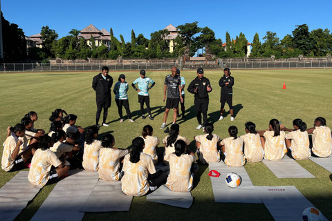 Pemain Timnas Wanita Indonesia U-17 menngikuti sesi latihan di Ngurah Rai Training Field, Bali, Rabu (8/5/2024). Foto: Aji Nugrahanto/kumparan