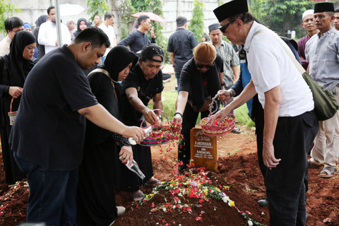 Sejumlah keluarga dan kerabat menghadiri pemakaman aktor senior Dorman Borisman di TPU Susukan, Ciracas, Jakarta, Rabu, (8/5/2024). Foto: Agus Apriyanto