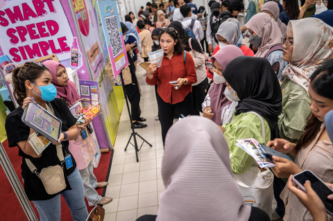 Petugas melayani para pencari kerja di salah satu stan perusahaan saat Job Fair 2024 di Jakarta, Rabu (8/5/2024). Foto: Bayu Pratama S/ANTARA FOTO