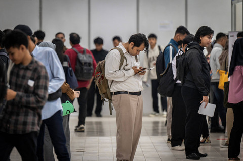 Pencari kerja mencari pekerjaan saat Job Fair 2024 di Jakarta, Rabu (8/5/2024). Foto: Bayu Pratama S/ANTARA FOTO