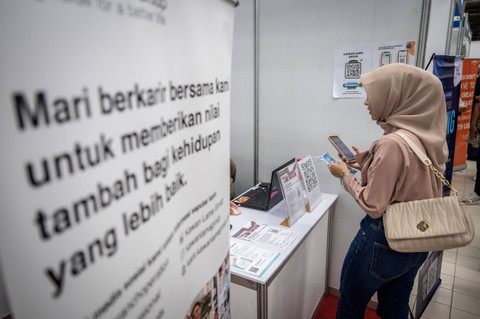 Pencari kerja mencari pekerjaan saat Job Fair 2024 di Jakarta, Rabu (8/5/2024). Foto: Bayu Pratama S/ANTARA FOTO