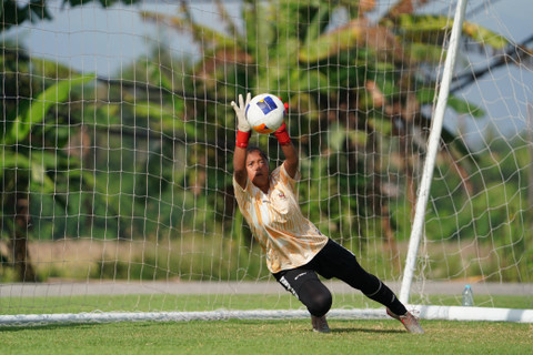 Gadhiza Asnanza, kiper dari Persib Bandung, sedang latihan bersama Timnas Wanita Indonesia U-17 di Ngurah Rai Training Fields.  Foto: Dok PSSI