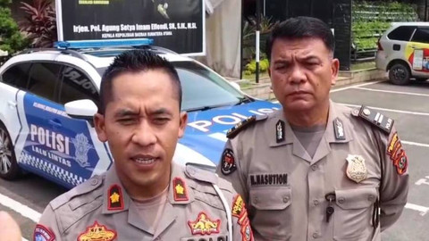 Kasat Lantas Polrestabes Medan Kompol Andika Temanta Purba (kiri) memberikan keterangan soal Porsche seruduk Kantor Samapta Polrestabes. Foto: Polrestabes Medan