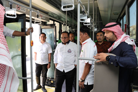 Menag Yaqut Cholil Qoumas meninjau kesiapan bus selawat dan bus antar kota yang akan digunakan calon jemaah Haji 2024 di Makkah, Arab Saudi. Foto: Kemenag RI