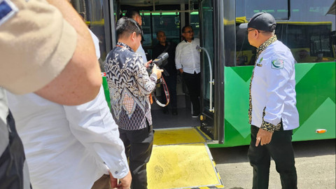 Menteri Agama mengecek Bus Shalawat ramah lansia di Makkah, Selasa (7/5/2024). Foto: Dok. Kemenag RI