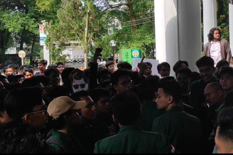 Mahasiswa USU menggelar aksi demo terkait kenaikan dan penggolongan UKT yang dinilai ngawur pada Rabu (8/5/2024). Foto: Dok. Istimewa