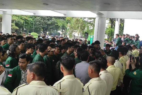 Mahasiswa USU menggelar aksi demo terkait kenaikan dan penggolongan UKT yang dinilai ngawur pada Rabu (8/5/2024). Foto: Dok. Istimewa