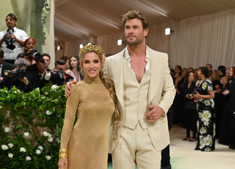Penampilan debut Chris Hemsworth di Met Gala bersama istrinya, Elsa Pataky. Foto: AFP/Angela Weiss