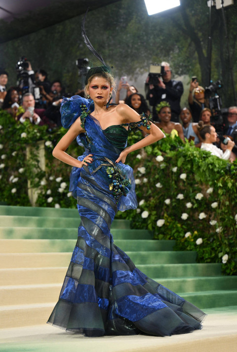 Zendaya berpose di karpet hijau Met Gala 2024. Foto: AFP/Angela Weiss