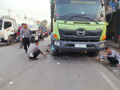 Satlantas Polresta Bandar Lampung saat melakukan olah TKP kecelakaan di Jalan Teluk Ambon tepatnya depan kios unggas, Kelurahan Pidada, Kecamatan Panjang. | Foto: Dok Satlantas Polresta Bandar Lampung
