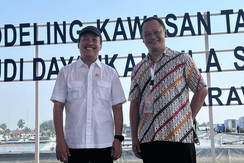 (Kiri - kanan) Sakti Wahyu Trenggono, Menteri Kelautan dan Perikanan RI bersama Muhammad Chairil, VP of Public Affair eFishery dalam acara peresmian Modeling Kawasan Tambak Budidaya Ikan Nila Salin di Karawang, Jawa Barat Foto: Dok. Biro Pers Setpres