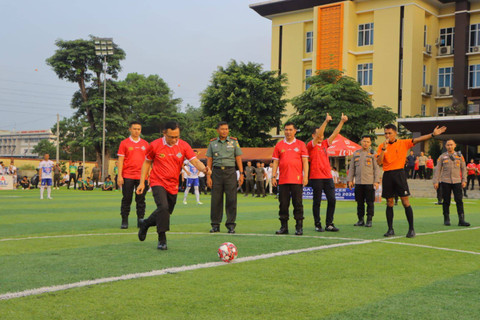 Inspektur Jenderal (Irjen) Helmy Santika ketika membuka kegiatan di lapangan mini soccer Polda Lampung pada Rabu (8/5) | Foto : Humas Polda Lampung