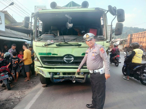Satlantas Polresta Bandar Lampung saat melakukan olah TKP kecelakaan di Jalan Teluk Ambon tepatnya depan kios unggas, Kelurahan Pidada, Kecamatan Panjang. | Foto: Dok Satlantas Polresta Bandar Lampung