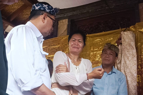 Menteri Perhubungan Budi Karya Sumadi melayat ke rumah Putu Satria Ananta Rustika di Desa Gunaksa, Kabupaten Klungkung, Bali, pada Kamis (9/5). Dok. Denita br Matondang-kumparan