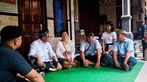 Menhub Budi Karya Sumadi melayat ke rumah duka jenazah taruna STIP yang tewas dianiaya senior, Bali, Kamis (9/5/2024). Foto: Denita BR Matondang/kumparan