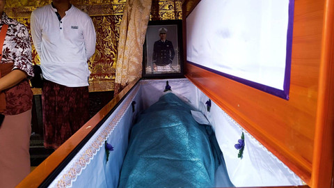 Jenazah Taruna STIP yang tewas dianiaya senior tiba di RSUD Klungkung, Bali, Kamis (9/5/2024). Foto: Denita BR Matondang/kumparan