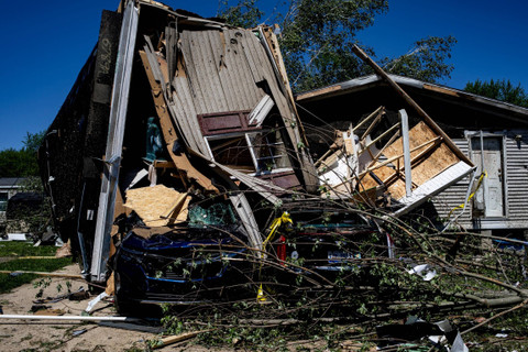 Sebuah rumah mobil yang hancur akibat tornado yang merusak parah dan menghancurkan beberapa rumah di Pavilion Estates di Kalamazoo, Michigan, AS, Rabu (8/5/2024). Foto: Emily Elconin/Reuters