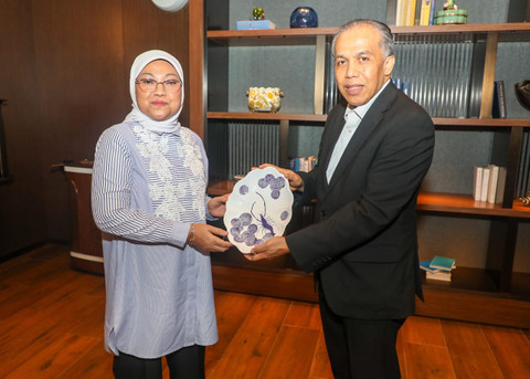 Menaker Ida Fauziyah bersama Konsul Jenderal RI untuk Hong Kong dan Makau, Yul Edison, di Makau, Rabu (8/5/2024). Foto: Dok. Kemnaker