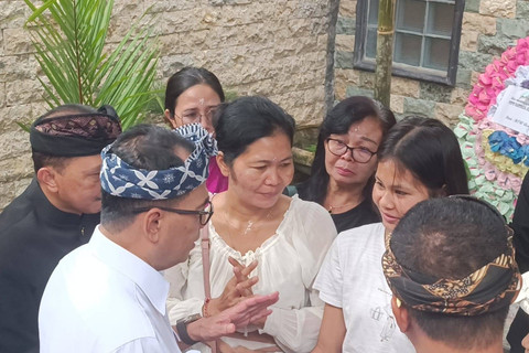 Menteri Perhubungan (Menhub) Budi Karya Sumadi saat melayat ke rumah taruna STIP, Satria di Desa Gunaksa, Kabupaten Klungkung, Bali, Kamis (9/5/2024). Foto: Denita BR Matondang/kumparan