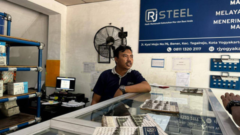 Kepala Toko RJ Steel Jogja, Divo Kawara. Foto: Rochmad NH/Pandangan Jogja