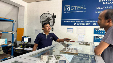 Kepala Toko RJ Steel, Divo Kawara, sedang melayani pelanggan. Foto: Rochmad NH/Pandangan Jogja