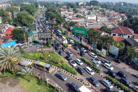 Foto udara kepadatan kendaraan menuju jalur Puncak, Gadog, Kabupaten Bogor, Jawa Barat, Kamis (9/5/2024). Foto: Yulius Satria Wijaya/ANTARA FOTO