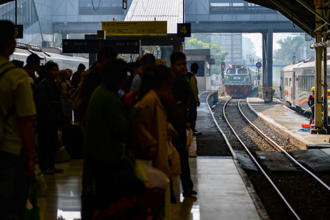 Kereta api Cikuray memasuki Stasiun Bandung, Jawa Barat, Kamis (9/5/2024). Foto: Raisan Al Farisi/ANTARA FOTO