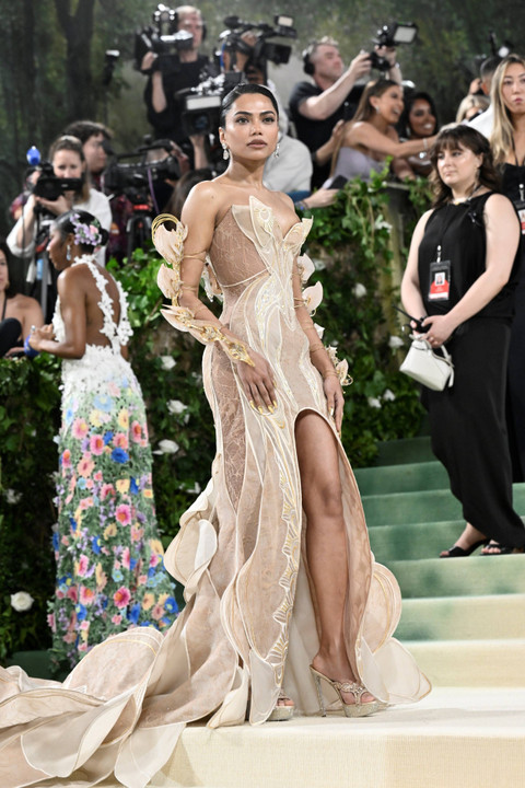 Pebisnis asal India, Mona Patel, berpose di karpet merah Met Gala 2024 di The Metropolitan Museum of Art, New York, pada Senin (6/5/2024). Foto: Evan Agostini/Invision/AP