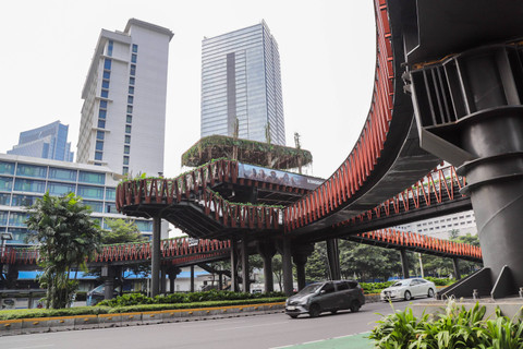 Kendaraan melaju di atas Jembatan Penyebrangan Orang (JPO) Phinisi di Karet, Jalan Jenderal Sudirman, Jakarta, Kamis (9/5/2024). Foto: Jamal Ramadhan/kumparan