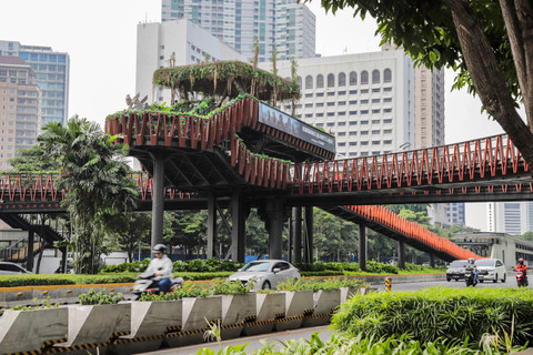 Kendaraan melaju di atas Jembatan Penyebrangan Orang (JPO) Phinisi di Karet, Jalan Jenderal Sudirman, Jakarta, Kamis (9/5/2024). Foto: Jamal Ramadhan/kumparan