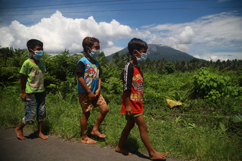 Tiga orang anak mengenakan masker yang diberikan oleh petugas BPBD di Desa Tokuoko Kabupaten Halmahera Barat, Maluku Utara, Kamis (9/5/2024). Foto: Andri Saputra/ANTARA FOTO