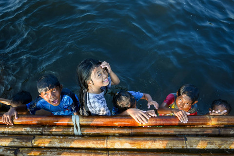 Sejumlah anak bermain air saat berlibur di Pantai Marunda, Jakarta, Kamis (9/5/2024).  Foto: Rivan Awal Lingga/ANTARA FOTO