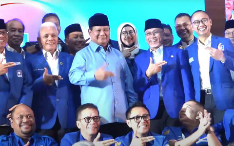 Foto bersama Prabowo Subianto bersama Ketum dan kader PAN pada acara Bimtek dan Rakornas Pilkada di Hotel JS Luwansa, Jakarta Selatan, Kamis (9/5/2024) malam. Foto: Dok Youtube PAN TV
