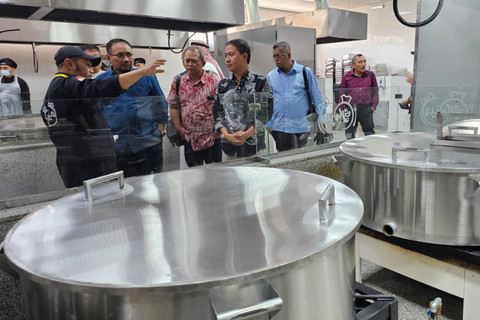 Kementrian Agama cek hotel dan dapur memastikan fasilitas Layanan jemaah lansia di Madinah  Foto: Dok Kemenag