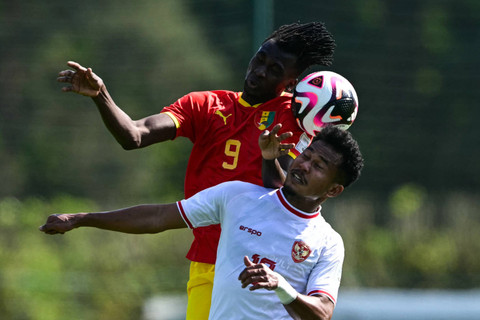 Penyerang Guinea #09 Momo Fanye Toure (Kiri) berebut bola dengan bek Indonesia#13 Bagas Kaffa selama pertandingan play-off pra-Olimpiade antara Indonesia dan Guinea di Clairefontaine -en-Yvelines, selatan Paris (9/5/2024). Foto: Miguel MEDINA / AFP