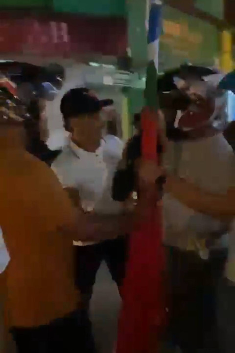 Pemuda di Ambon ditangkap warga berujung diciduk polisi karena kibarkan bendera RMS saat nobar Timnas U-23 vs Guinea. Foto: Istimewa