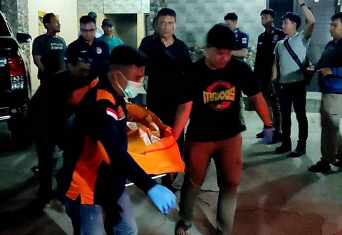 Proses evakuasi jasad perempuan di Cirebon yang ditemukan tewas di dalam lemari di indekosnya. Foto: Dok. Istimewa