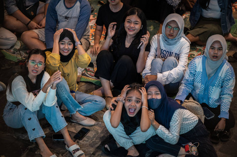 Warga menyaksikan pertandingan Timnas U-23 Indonesia melawan Timnas U-23 Guinea pada pertandingan Playoff Olimpiade Paris 2024 melalui layar tancap di Gedung Filateli Pos Bloc, Jakarta, Kamis (9/5/2024). Foto: ANTARA FOTO/Bayu Pratama S