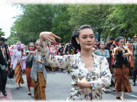 Para penari dari Kabupaten Bombanan, Sulawesi Tenggara, yang disiapkan akan mengikuti parade mobil hias di Solo. Foto: Dok. Kabupaten Bombanan