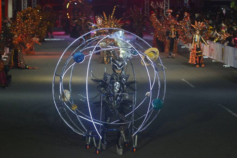 Kemeriahan Jember Fashion Carnival 2023 yang akan diboyong ke Solo pada Parade Mobil Hias HUT Dekranas ke 44. Foto: Seno / Antara