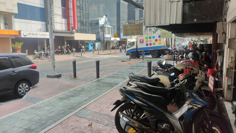 Lahan parkir sejumlah minimarket di kawasan Jakarta Pusat, Jumat (10/5). Foto: Jonathan Devin/kumparan