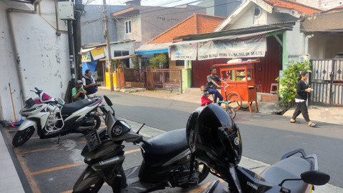 Lahan parkir sejumlah minimarket di kawasan Jakarta Pusat, Jumat (10/5). Foto: Jonathan Devin/kumparan